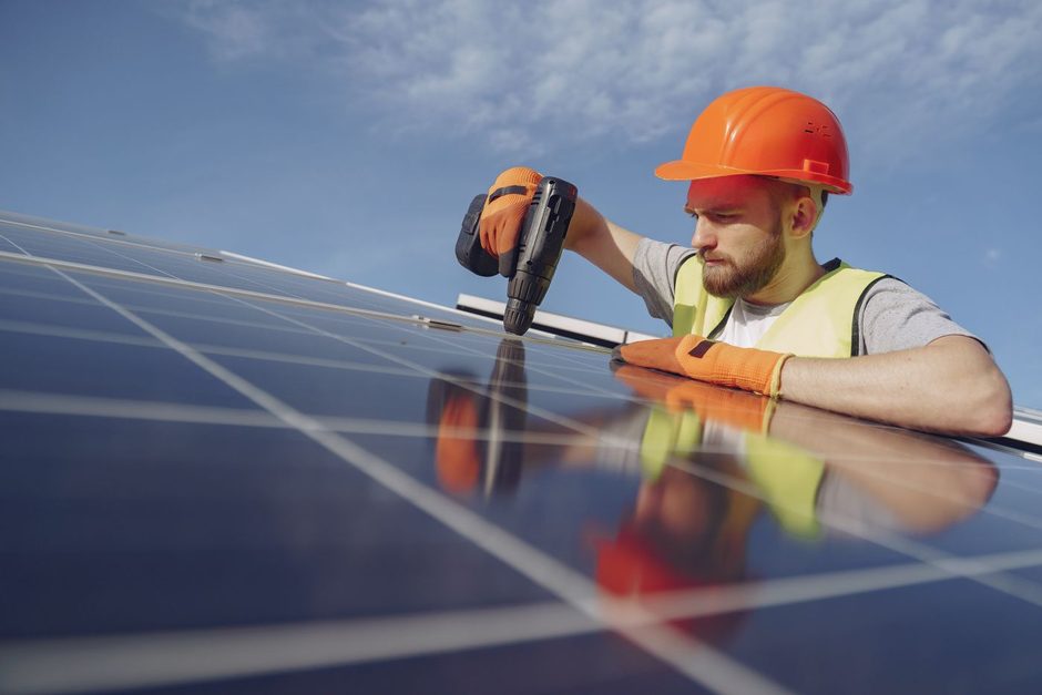 Photo by Gustavo Fring on Pexels Solar panel installer in a hard hat fitting panels on a sunny roof. Photo by Gustavo Fring on Pexels