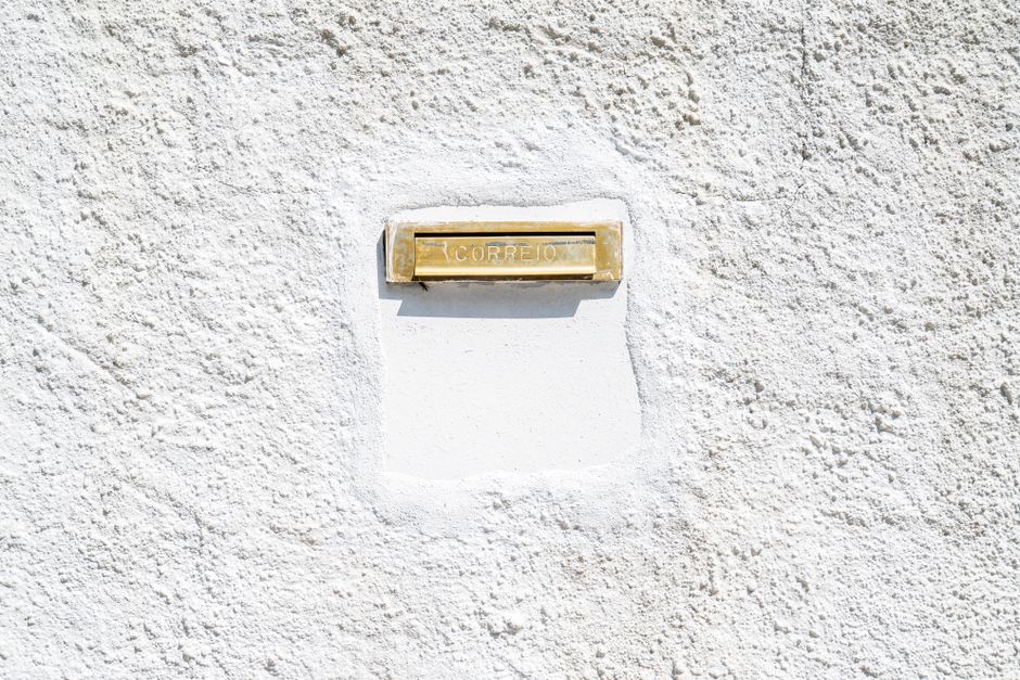 Closed-loop tracking for plastering ads in Singapore