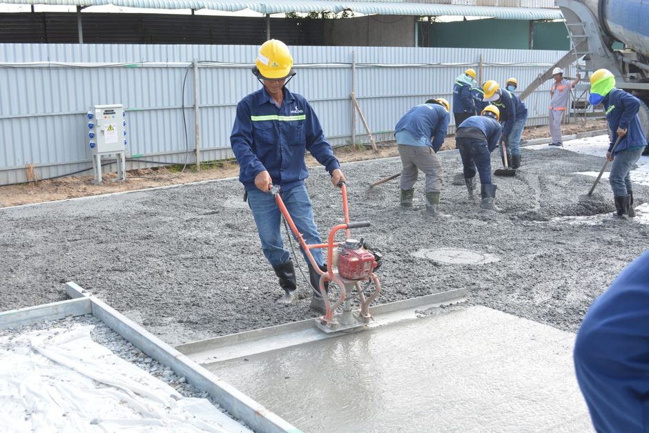 Photo by SÀI GÒN CÔNG TY CP SẢN XUẤT - THƯƠNG MẠI on Pexels Construction crew in hi-vis finishing a concrete slab with a power trowel. Photo by SÀI GÒN CÔNG TY CP SẢN XUẤT - THƯƠNG MẠI on Pexels