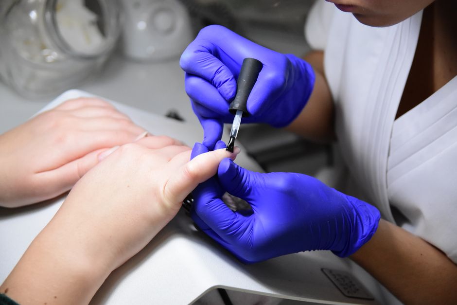 Why Australian nail salon Google Ads keep paying for browsers instead of booked fills