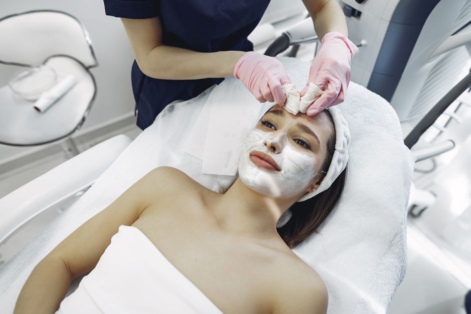 Google Ads That Book UK Aesthetics Clinics vs Ads That Just Fill Forms