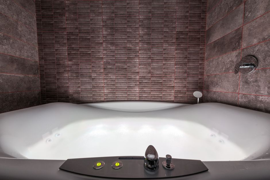 Google Ads that book Spas jobs vs ads that only fill forms in the UK