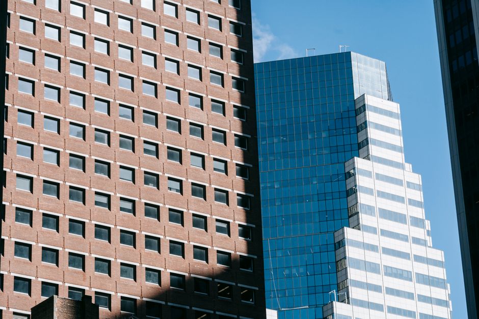 High-converting Commercial Real Estate pages vs pretty pages that stall in the US
