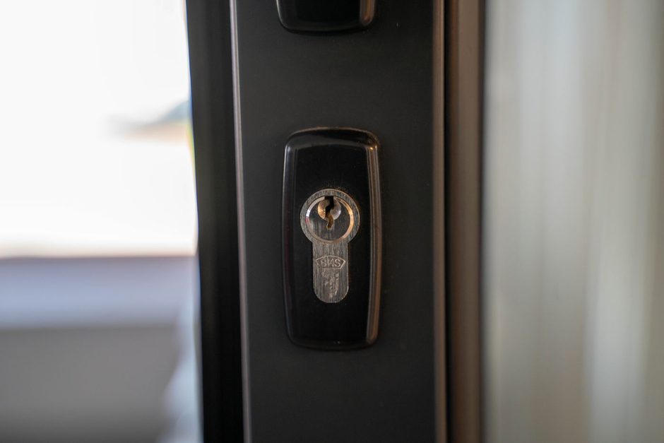 High-converting emergency locksmith pages vs pretty UK stalls