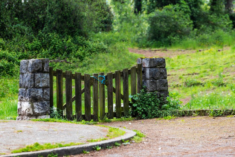 How UK fencing and gate companies turn Facebook and Instagram ads into booked site visits