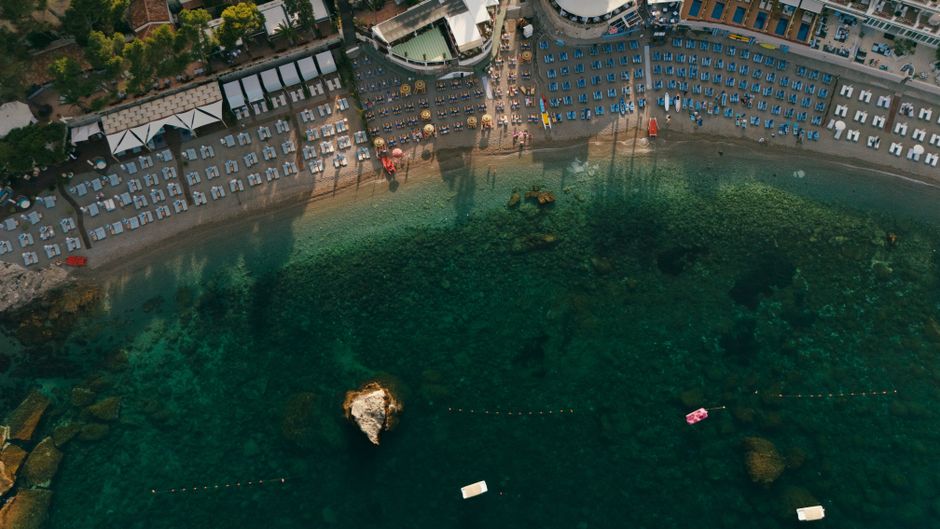 How Hospitality and Resorts firms in the US build organic pipeline that books work