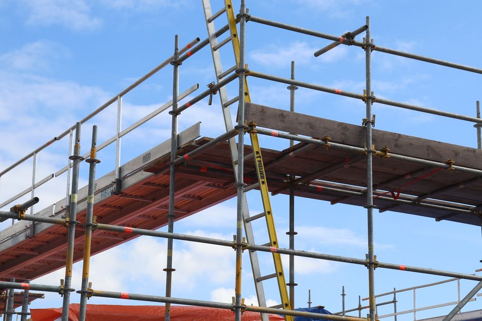 How scaffolding teams in Singapore connect ads to closed work