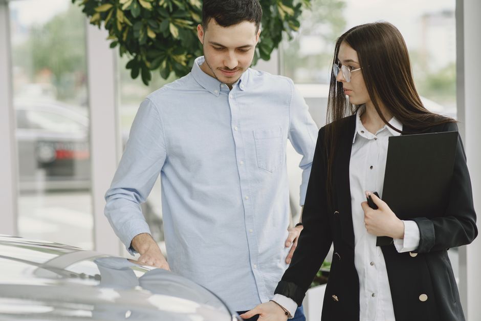 Professional interaction between a client and salesperson in a car dealership setting. Photo by Gustavo Fring on Pexels