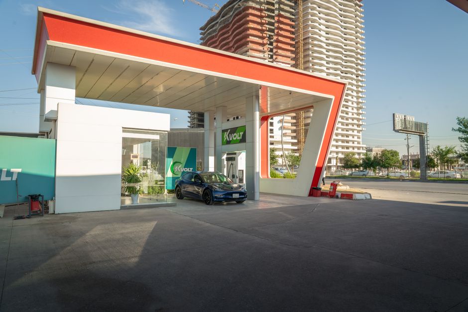 Electric vehicle at a modern charging station in an urban setting, promoting sustainability. Photo by 04iraq on Pexels