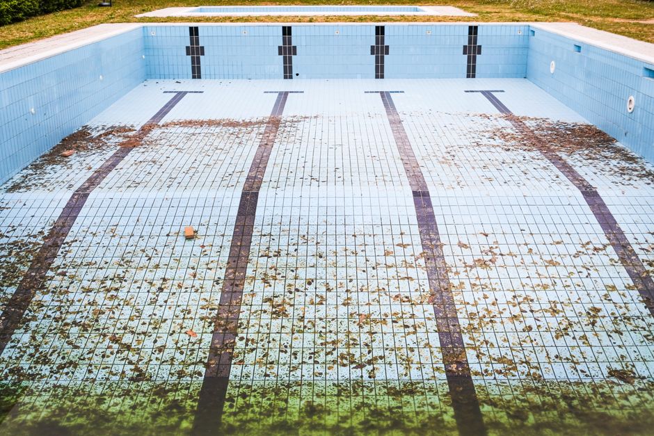 Photo by Stefano Zanet on Pexels High angle view of an empty, abandoned swimming pool with leaves scattered on the tiled surface. Photo by Stefano Zanet on Pexels