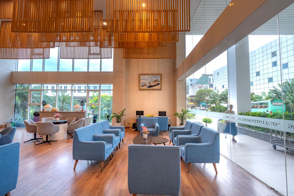 Bright hotel lobby with modern design, blue sofas, and wooden elements. Photo by Quang Nguyen Vinh on Pexels