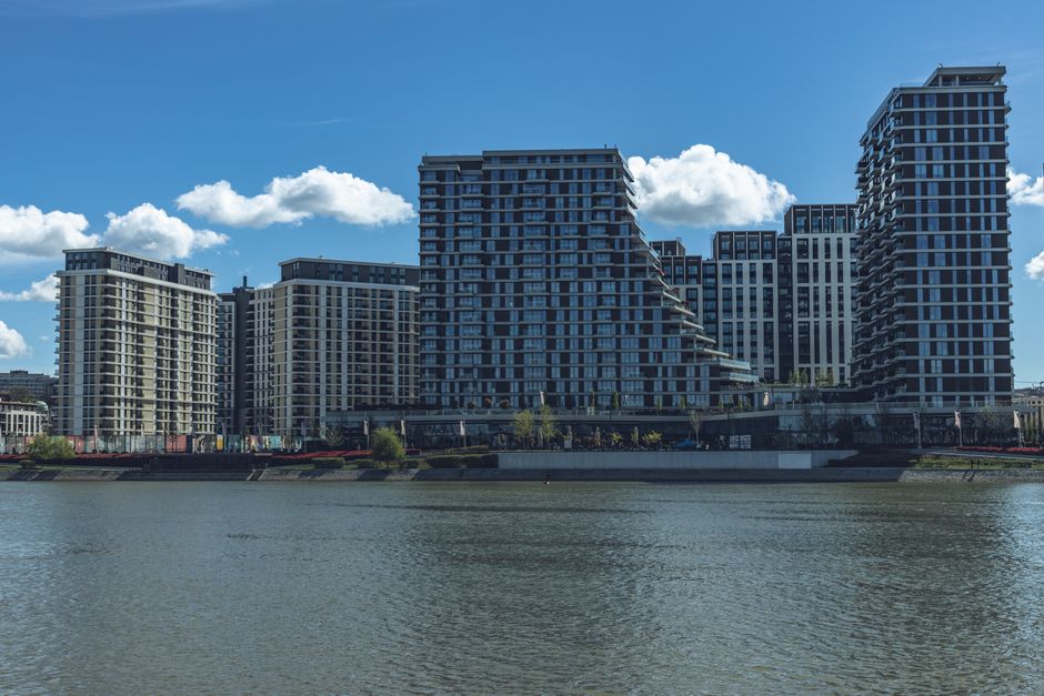 A modern residential complex by the river in Belgrade against a clear sky. Photo by Boris Hamer on Pexels