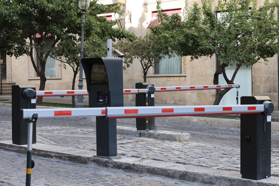 Photo by Tahir Xəlfəquliyev on Pexels Modern parking barrier gate system on cobblestone street with greenery. Photo by Tahir Xəlfəquliyev on Pexels