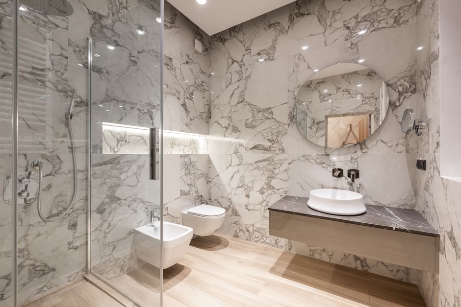 SEO benchmarks for US bathroom renovation companies