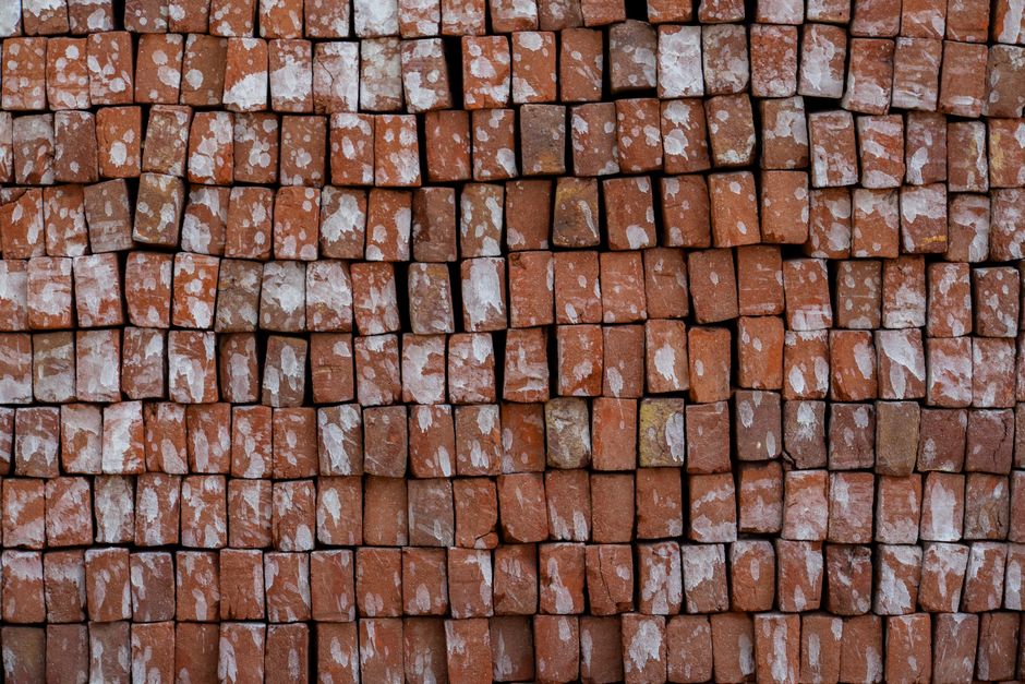 SEO benchmarks for UK bricklaying firms that book work