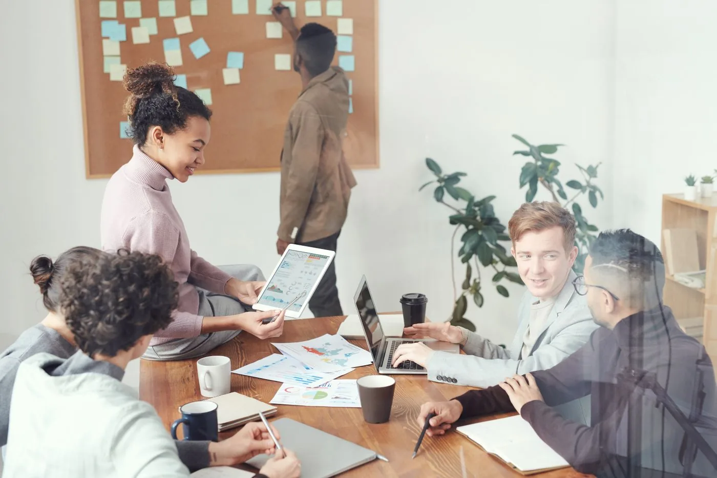 Advisors presenting expertise to senior stakeholders. Photo by fauxels on Pexels