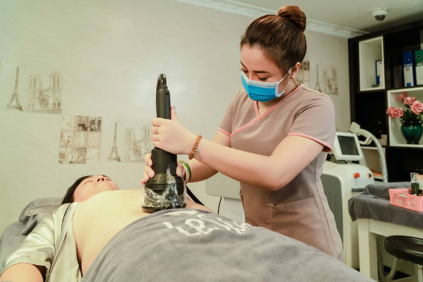 Technician using a body contouring device on a client lying in a treatment room. Photo by Lespa số 1 về điều trị   mụn, nám, sẹo rỗ on Pexels