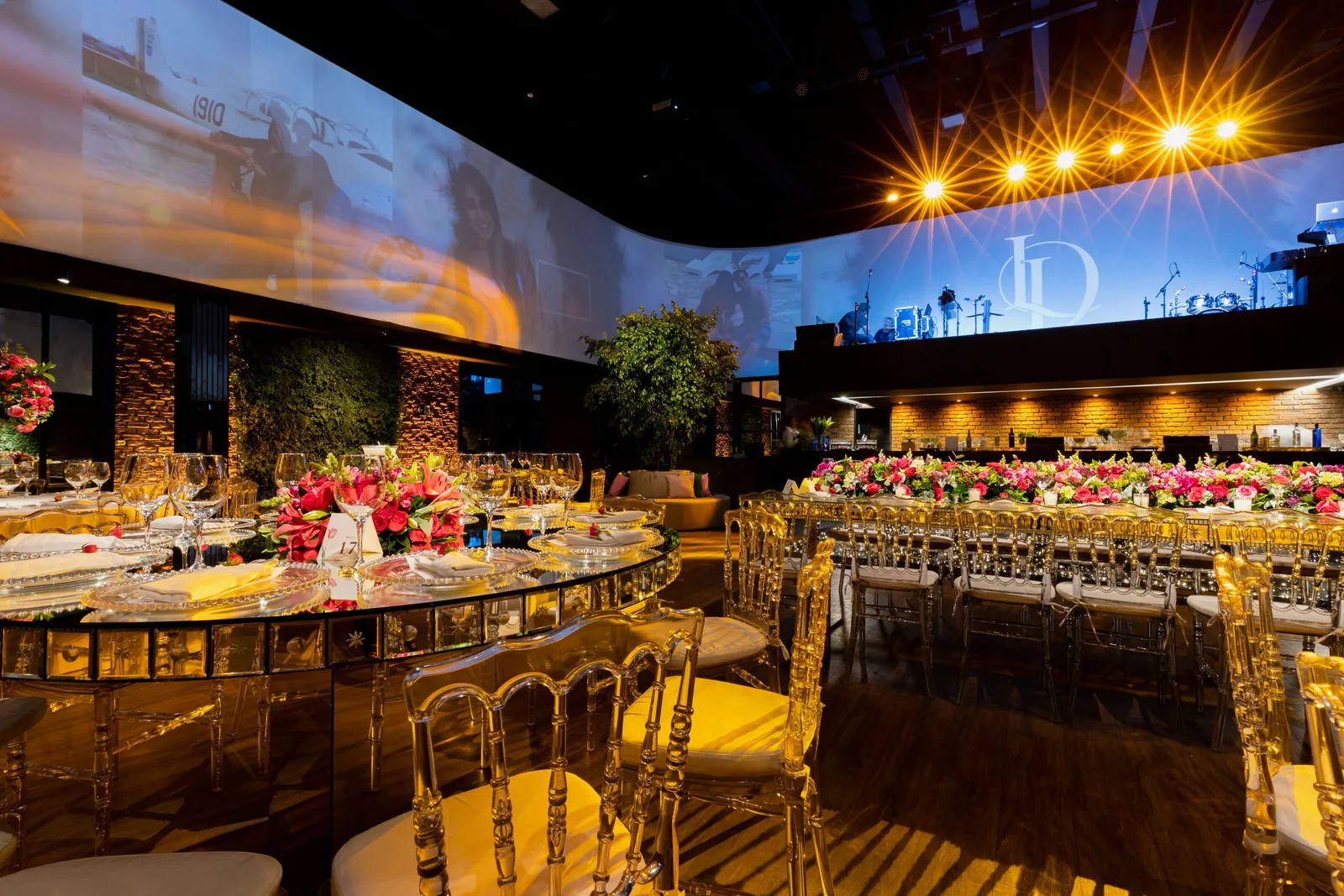 Luxurious indoor wedding venue with elegant table settings and warm lighting. Photo by Matheus Bertelli on Pexels