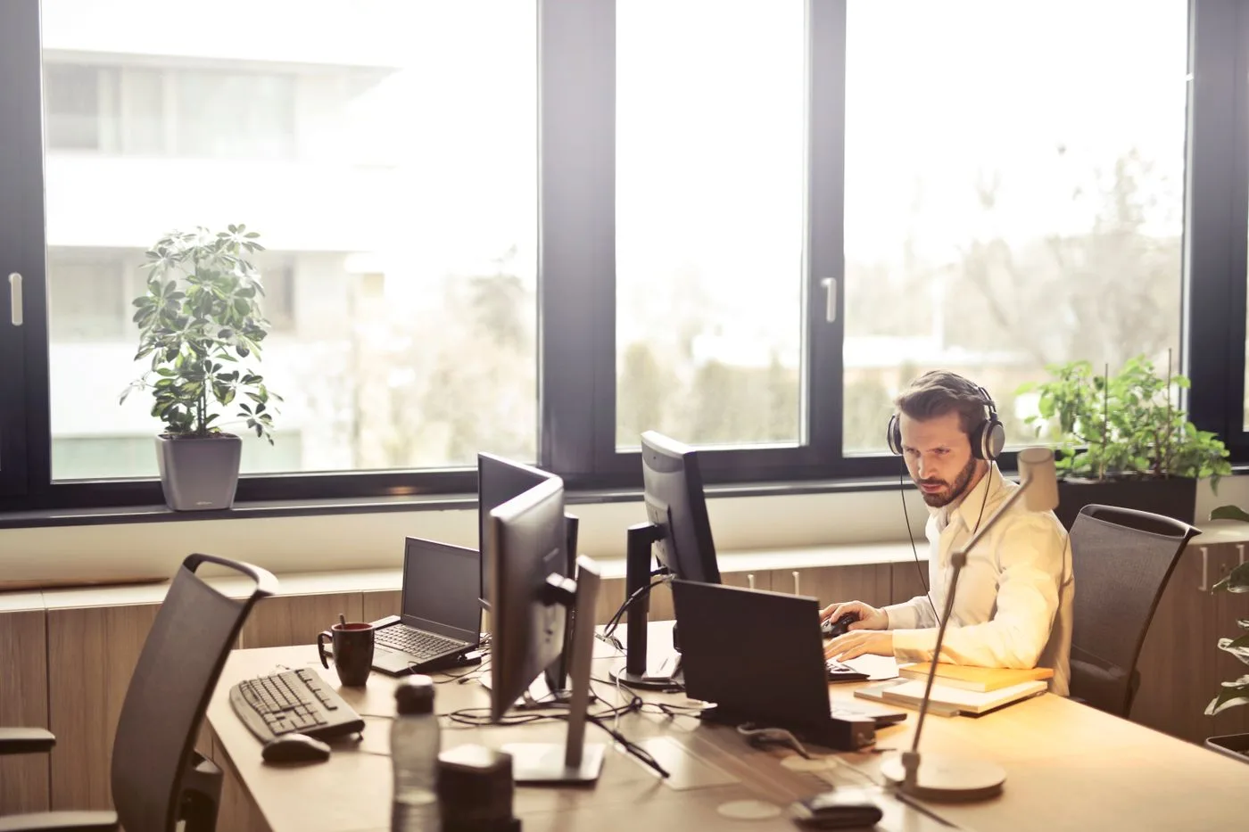 Persona trabajando con varios monitores en una oficina. Photo by Andrea Piacquadio on Pexels Persona trabajando con varios monitores en una oficina en España. Photo by Andrea Piacquadio on Pexels