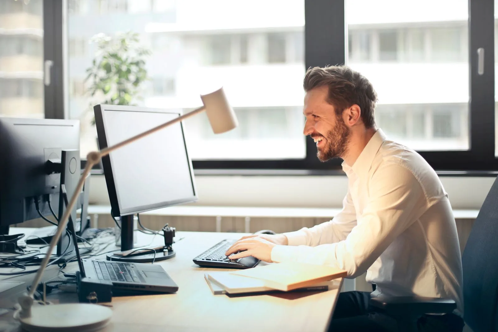 Profesional en un ordenador de escritorio en una oficina, el publico de Microsoft Advertising en España. Photo by Andrea Piacquadio on Pexels